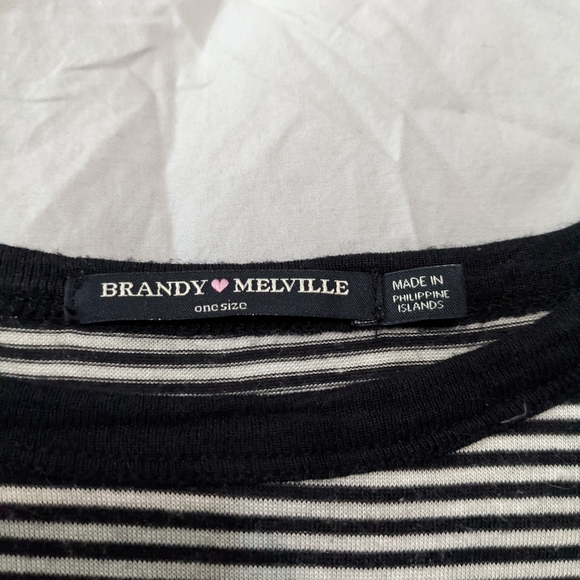 **LAST CHANCE! DONATING ON 9/30** Brandy Melville 3/4 Sleeve Crop Top - Picture 2 of 6
